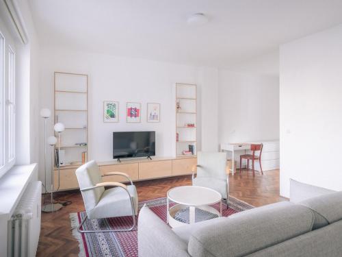 KolibaにあるArchitects cozy getawayのソファとテーブルのあるリビングルーム