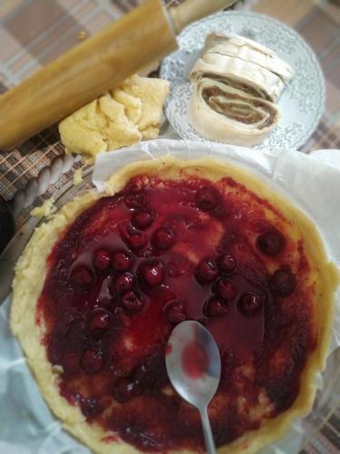 a pie with blackberries on a table with a spoon at AD UN PASSO DAL MARE in Praia a Mare