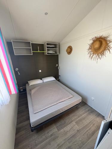 Ένα ή περισσότερα κρεβάτια σε δωμάτιο στο Mobile Home 198