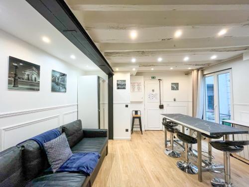 un salon avec un canapé et une table dans l'établissement 93 - Luxury Flat in Le Marais, à Paris