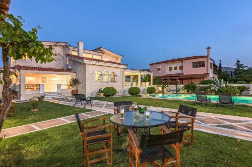 Πισίνα στο ή κοντά στο Renko Royal Villa, A Majestic Villa on the Athenian Riviera