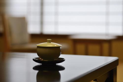 a small pot sitting on top of a table at Kasuitei in Yonago