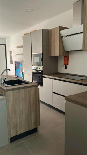 Stylish Seaside 1br Maisonette Marsaxlokk Bayにあるキッチンまたは簡易キッチン