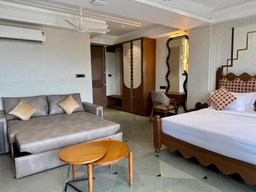 Letto o letti in una camera di The Luxury Tiger at Lake Pichola