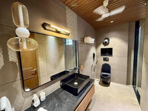 un bagno con lavandino e specchio di The Luxury Tiger at Lake Pichola a Udaipur