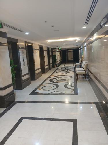a lobby with chairs and a carpet in a building at فندق شعاع النزهة in Az Zāhir