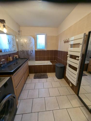 une salle de bain avec une baignoire, des toilettes et un lavabo dans l'établissement Peaceful 4 stars eco-friendly villa with private pool and parking, à Roquebrune-sur Argens