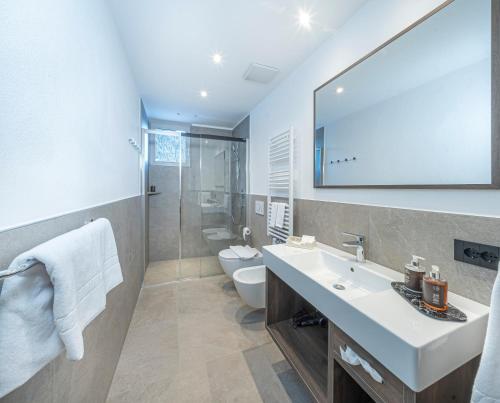 Bilik mandi di Garni Hotel and Apartments Wildbach
