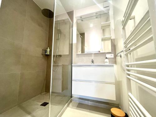 a bathroom with a shower and a sink at Cosy village Home with Horizon in Bagnols-en-Forêt