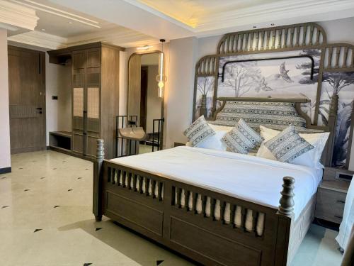 Letto o letti in una camera di The Luxury Tiger at Lake Pichola