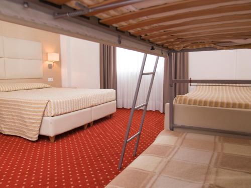 Tempat tidur dalam kamar di Hotel Regina