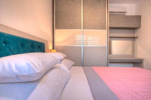 Una cama o camas en una habitación de Pržno Bay