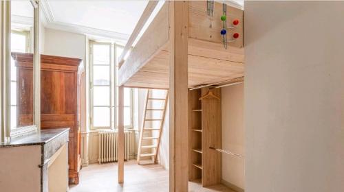 Cette chambre dispose d'une mezzanine avec une échelle. dans l'établissement L'atypique, au centre ville pour 4 à 5 personnes, à La Rochelle