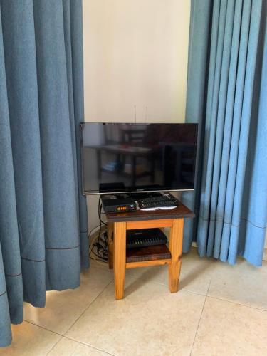 Μια τηλεόραση ή/και κέντρο ψυχαγωγίας στο Les Elles Guesthouse Self Catering