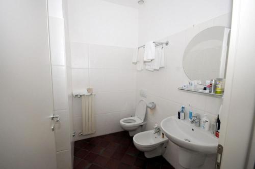 Bathroom sa Guest House Domus Urbino