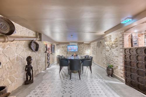 une salle à manger avec une table et des chaises dans l'établissement Camelia Prestige - Place de la Nation, à Paris