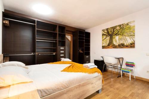 a bedroom with a large bed and a chair at L'écrin du fort - deux chambres parking gratuit in Clausen