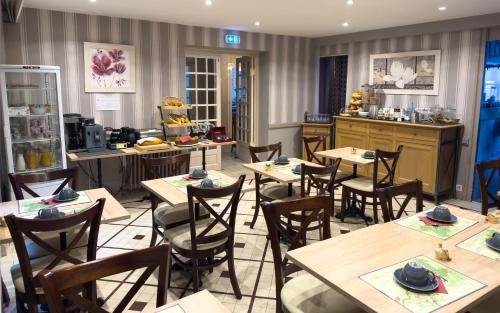 Εστιατόριο ή άλλο μέρος για φαγητό στο Logis Hotel Restaurant des Voyageurs