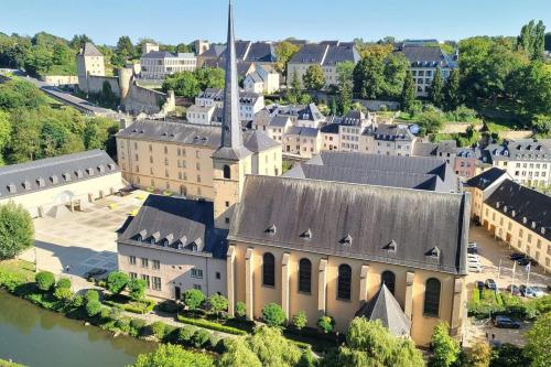 an old building in a town with a river at L'écrin du fort - deux chambres parking gratuit in Clausen
