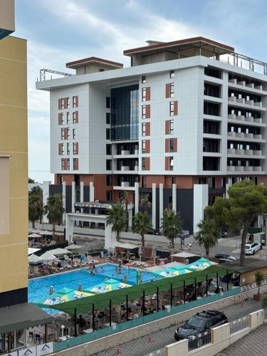 Πισίνα στο ή κοντά στο Chloe Beach Apartment