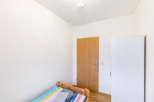 a bedroom with a bed and a door at Bruchköbel 1 auch für Monteure in Bruchköbel