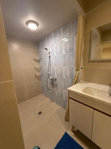 a bathroom with a shower and a sink at アロハ鎌倉 in Kamakura