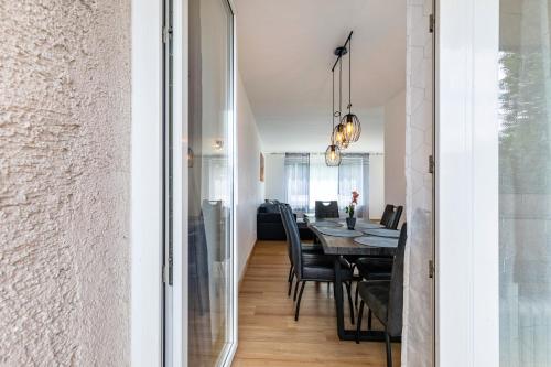 a dining room and living room with a table and chairs at Bruchköbel 1 auch für Monteure in Bruchköbel
