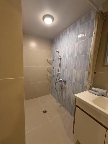 a bathroom with a shower and a sink at アロハ鎌倉 in Kamakura