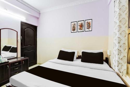 Postel nebo postele na pokoji v ubytování Hotel O Yeshwantpur