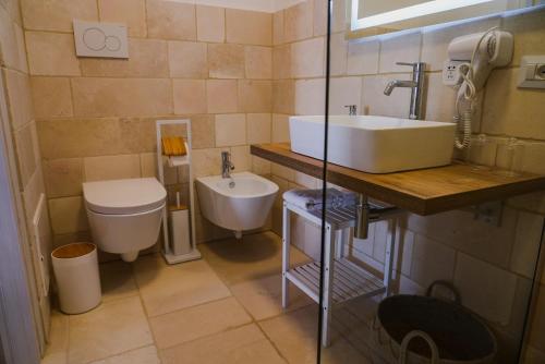 a bathroom with a sink and a toilet at Fraledune in Maruggio
