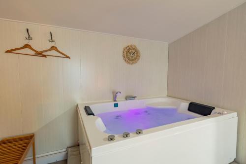 Φωτογραφία από το άλμπουμ του L'Envolée d'âmes'moureux Bohème - Spa privé σε Eysines