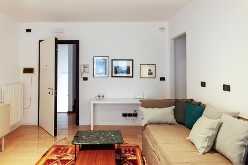 ポルデノーネにあるCasa San Marcoのソファとテーブルのあるリビングルーム