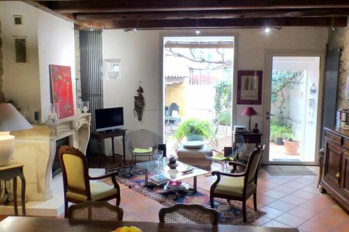 un salon avec une table en verre et des chaises dans l'établissement Spacious house with garden in Ollioules, à Ollioules