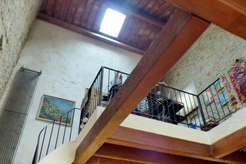 un escalier dans un immeuble à deux étages et une fenêtre dans l'établissement Spacious house with garden in Ollioules, à Ollioules