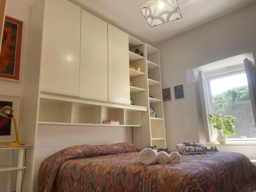 Un dormitorio con una cama con toallas. en Casina GiuSaFra by Holiday World, en Selva di Fasano