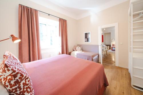 Red Flat by GrazRentals Family Friendly with Kids Bed & Free Parking