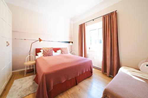 Katil atau katil-katil dalam bilik di Red flat by GrazRentals direct by University & free parking