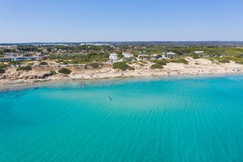 an aerial view of a beach and the ocean at Fraledune in Maruggio