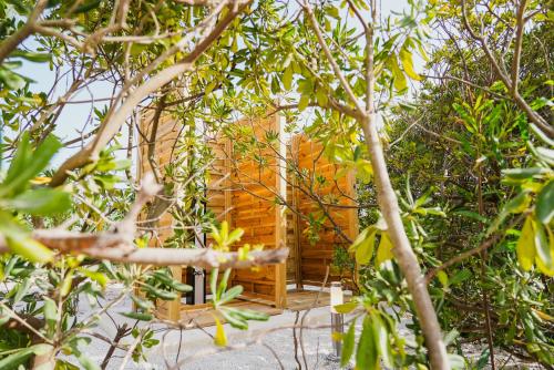 a wooden tree house in the middle of trees at Fraledune in Maruggio