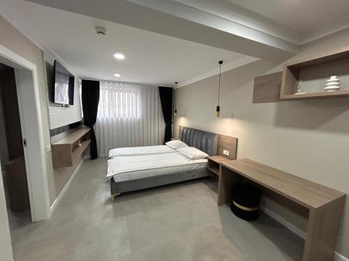 Giường trong phòng chung tại Risa Apartments