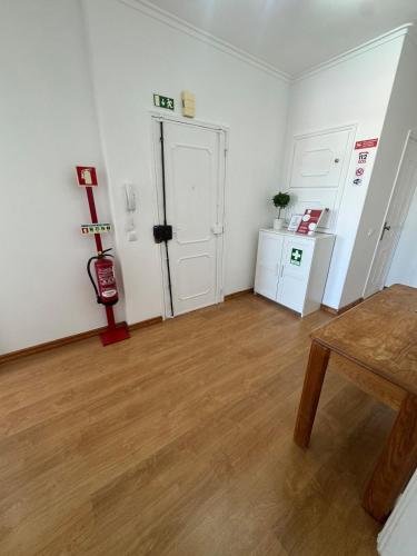 a room with a guitar in a room with a wooden floor at Cozy T3 Monte Abraão in Queluz