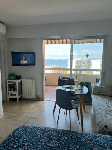 un salon avec une table et un canapé dans l'établissement Les Océanides Resort, à Juan-les-Pins