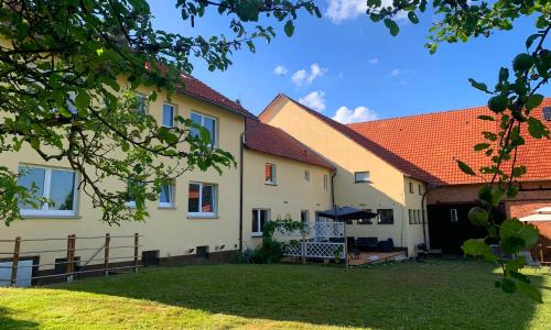 una imagen de una casa con un patio en Ferienhaus Liebchen free Netflix, en Freienhagen