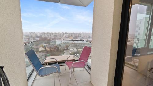 een balkon met een tafel en stoelen en uitzicht bij Sarah Home in Boekarest