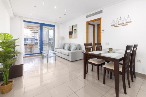 een eetkamer en woonkamer met een tafel en stoelen bij Patacona Splendor in Valencia