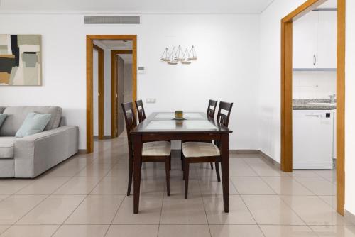 een eettafel en stoelen in de woonkamer bij Patacona Splendor in Valencia