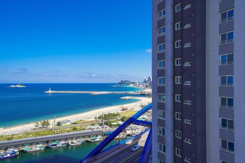 a view of the beach from a building at UH FLAT The SOKCHO in Sokcho