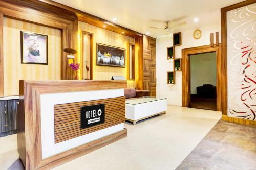 Ein Sitzbereich in der Unterkunft Hotel O Amritsar Bus Stand