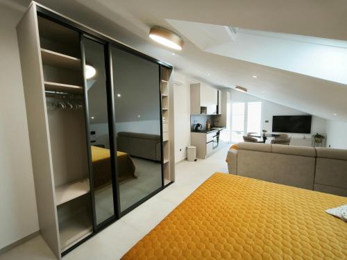 En eller flere senge i et værelse på Top Apartments & Studios Marina View