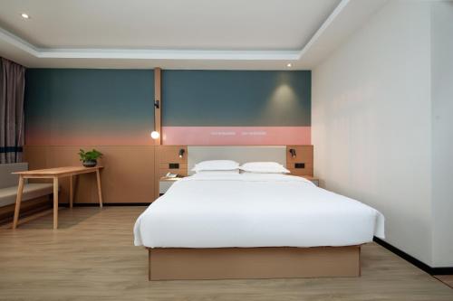 Katil atau katil-katil dalam bilik di Urbain Hotel Guanyun County Government Branch